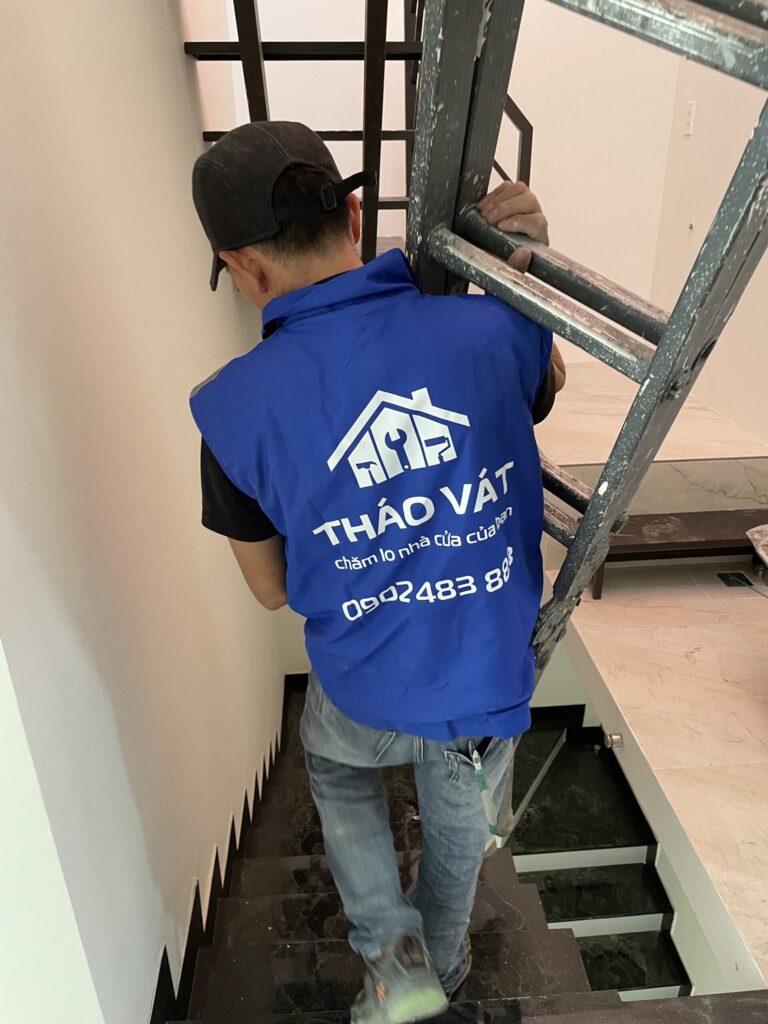 Thợ tháo vát vác thang