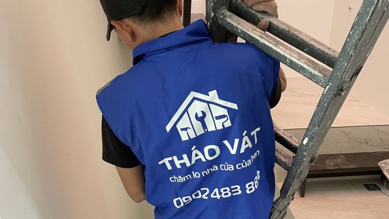 Thợ Tháo Vát vác thang