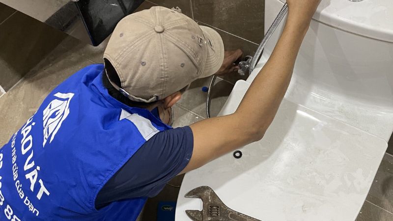 Thợ Tháo Vát sửa bồn cầu