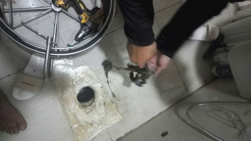 Thông tắc đường ống thoát sàn